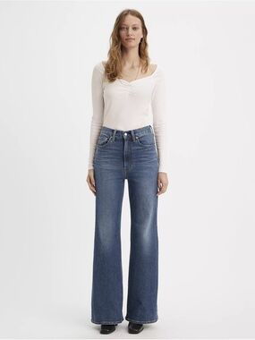 NWOT Levi’s Ribcage Bell Jeans